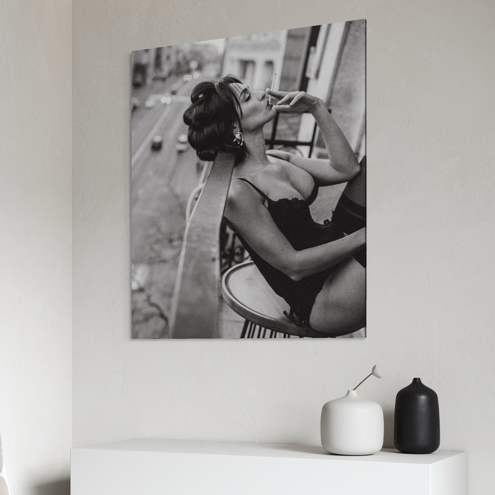 Tablou Canvas Premium, LuxCanva® P1000, Femeia de pe balcon, Alb, Negru, Tigara, Senzual, Balcon, Oras, Intimitate, Eleganta, Feminitate, Muza, Urban, Living, Dormitor