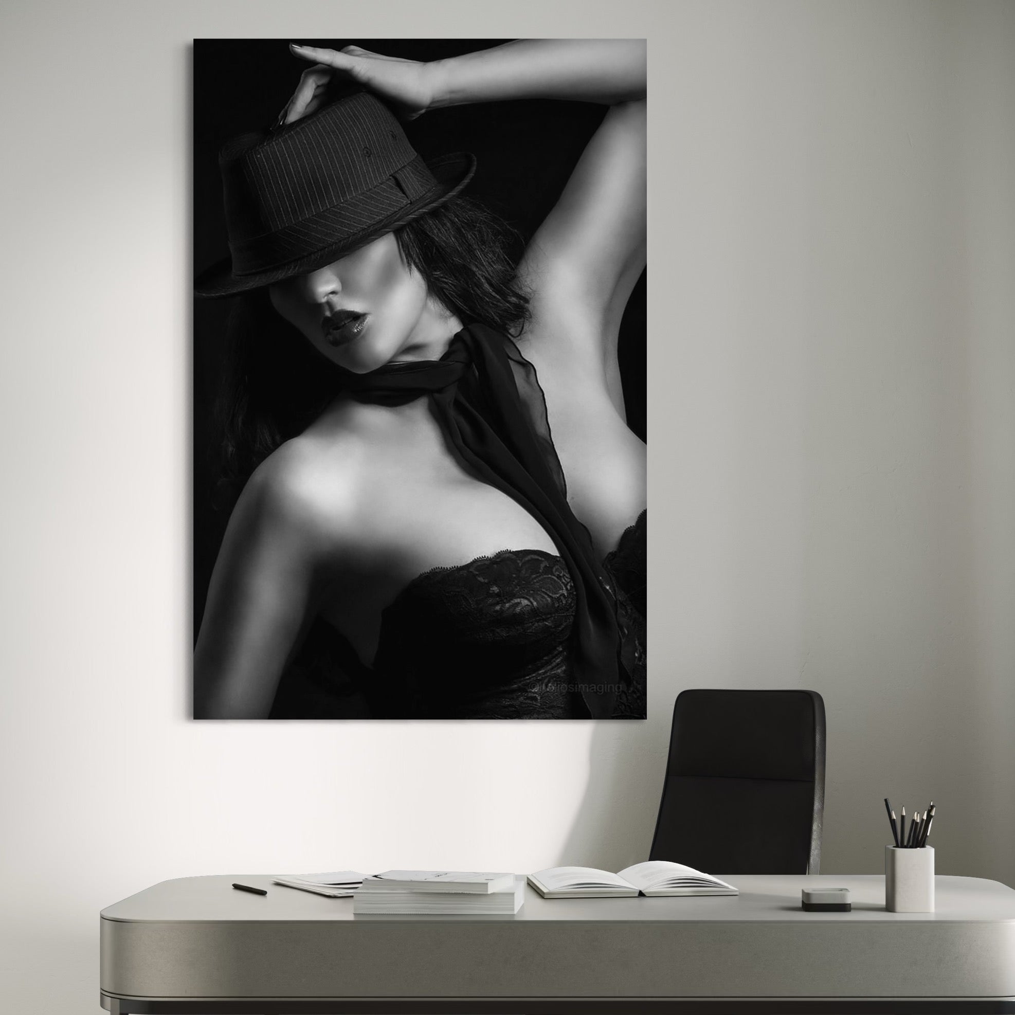 Tablou Canvas Premium, LuxCanva® P1005, Atingerea Misterului, Dantela, Negru, Seductie, Noir, Esarfa, Palarie, Dramatic, Cinematic, Fotografie, Buze, Detalii, Sexy, Living, Dormitor