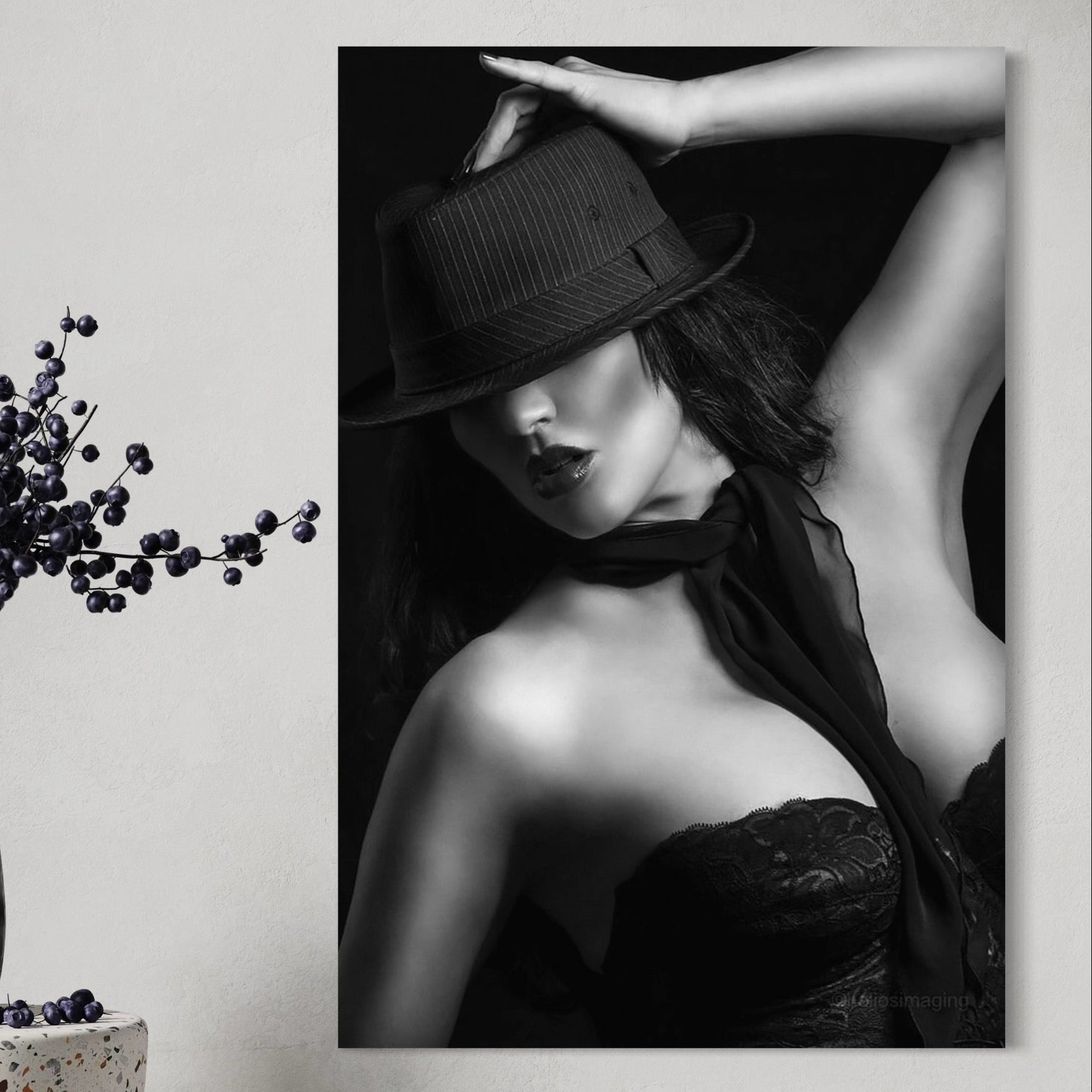 Tablou Canvas Premium, LuxCanva® P1005, Atingerea Misterului, Dantela, Negru, Seductie, Noir, Esarfa, Palarie, Dramatic, Cinematic, Fotografie, Buze, Detalii, Sexy, Living, Dormitor