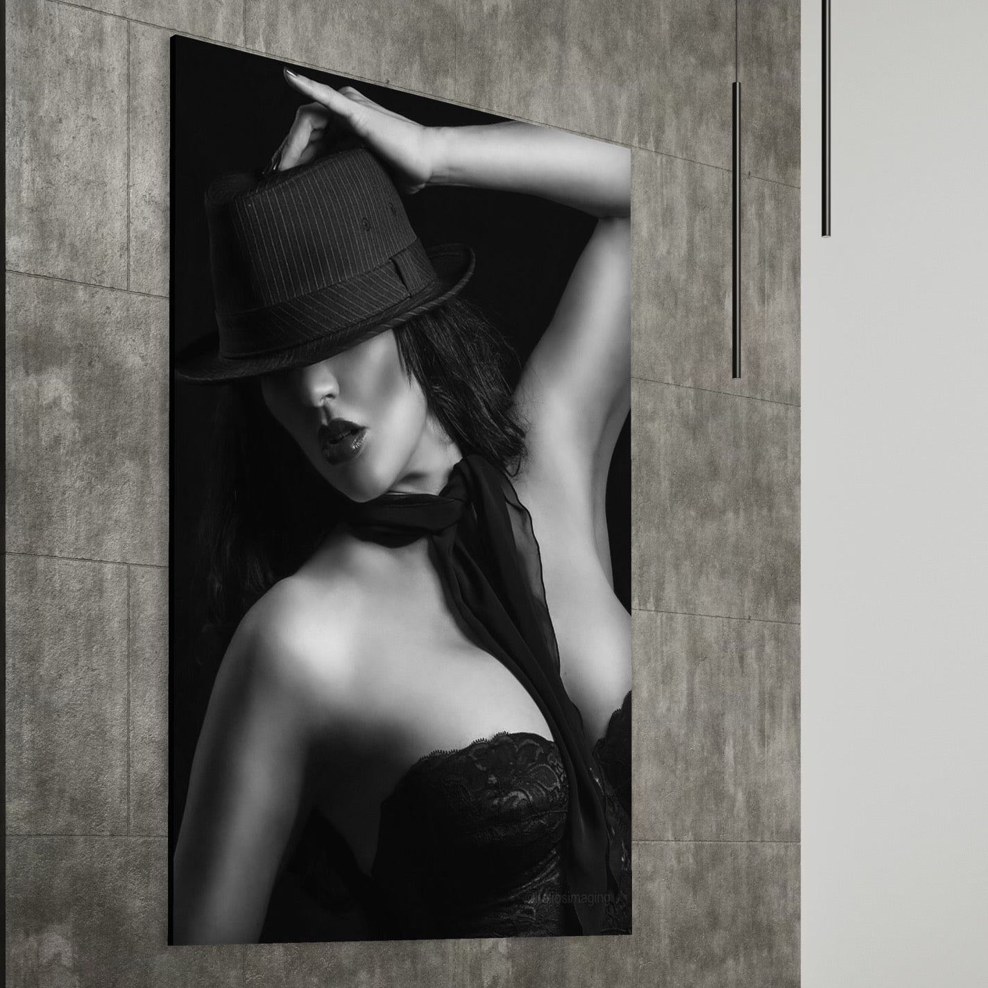 Tablou Canvas Premium, LuxCanva® P1005, Atingerea Misterului, Dantela, Negru, Seductie, Noir, Esarfa, Palarie, Dramatic, Cinematic, Fotografie, Buze, Detalii, Sexy, Living, Dormitor