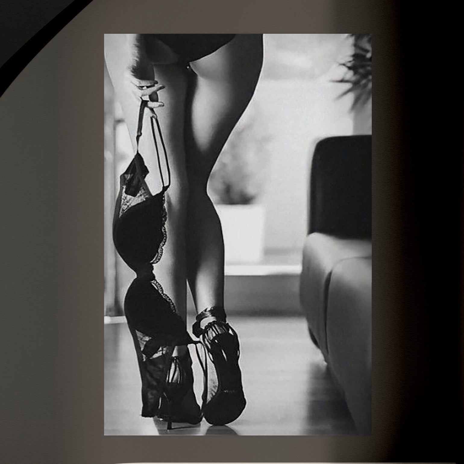 Tablou Canvas Premium, LuxCanva® P1014, Femeia care Pleacă, Picioare, Pantofi, Toc, Dresuri, Pasi, Catifea, Noapte, Intalnire, Scena, Film, Ganduri, Tacere, Aventura, Living, Dormitor