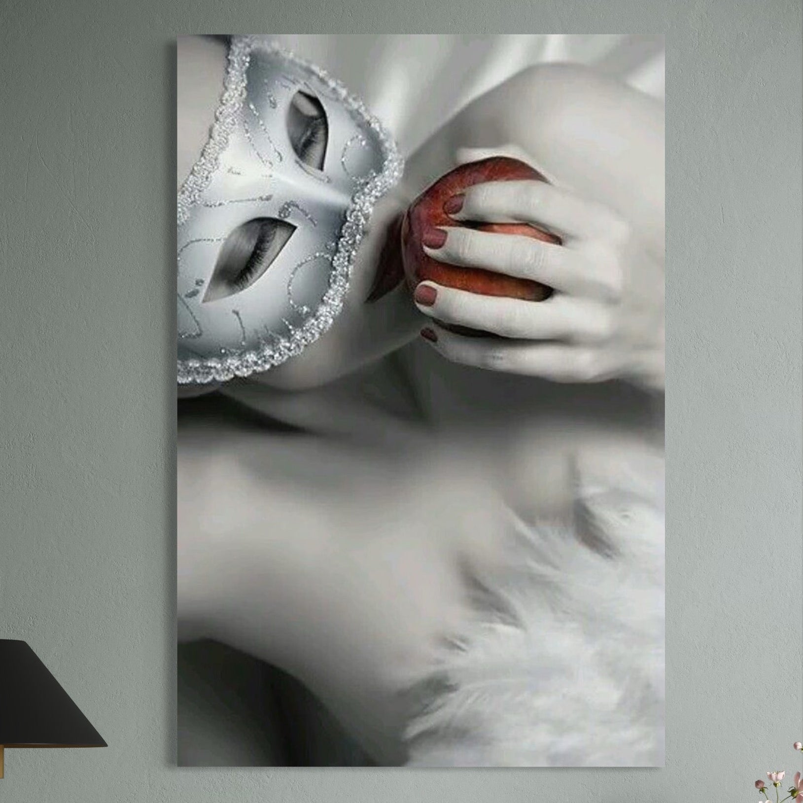 Tablou Canvas Premium, LuxCanva® P1038, Între Puritate și Păcat, Masca, Dantela, Alb, Mar, Rosu, Pacat, Inocenta, Dorinta, Privire, Fior, Tentatie, Fruct, Interzis, Living, Dormitor