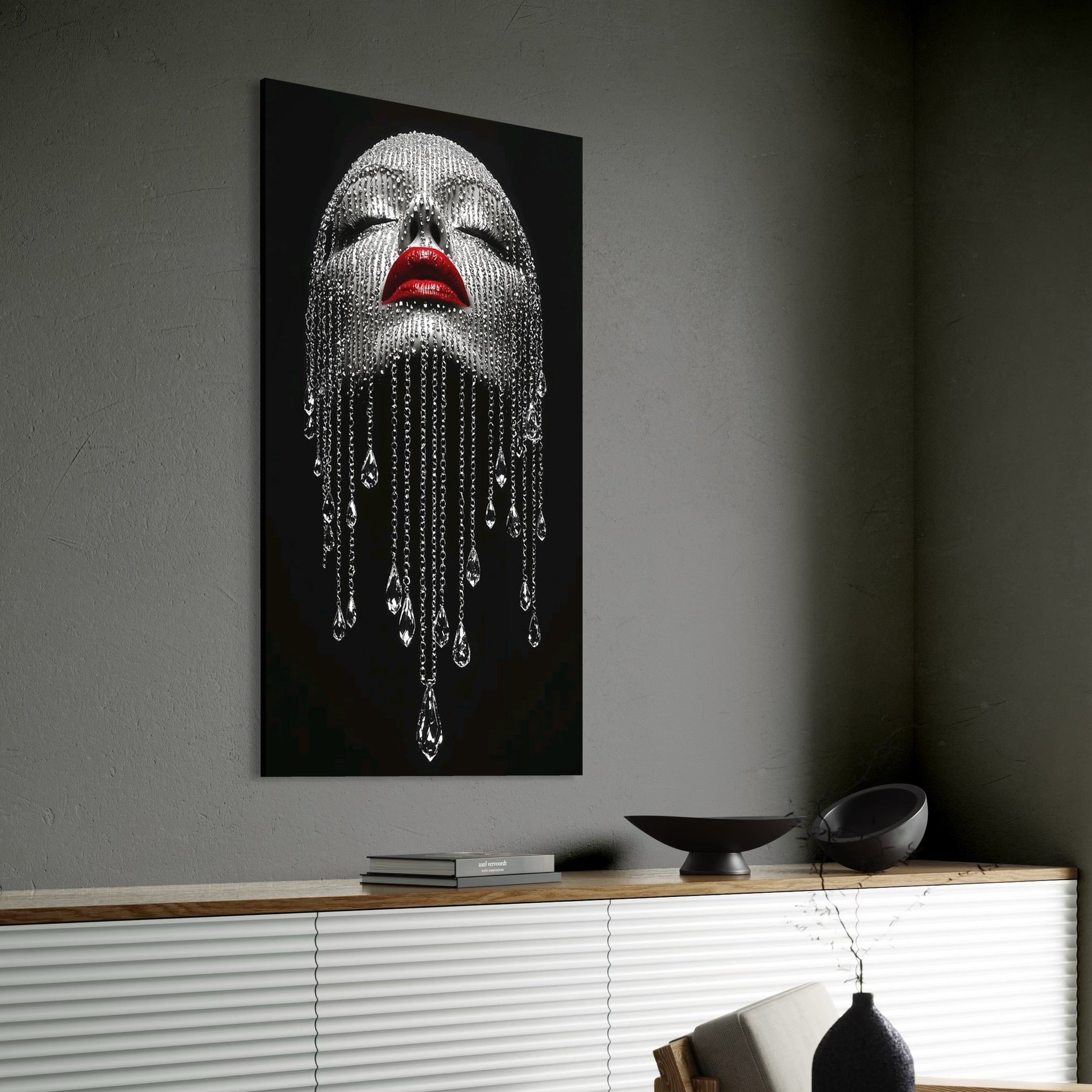 Tablou Canvas Premium, LuxCanva® P1041, Sub Ploaia de Diamante, Diamante, Ploaie, Regina, Cristal, Sclipire, Lanturi, Hipnotic, Sedinta, Fotomodel, Buze, Rosu, Living, Dormitor