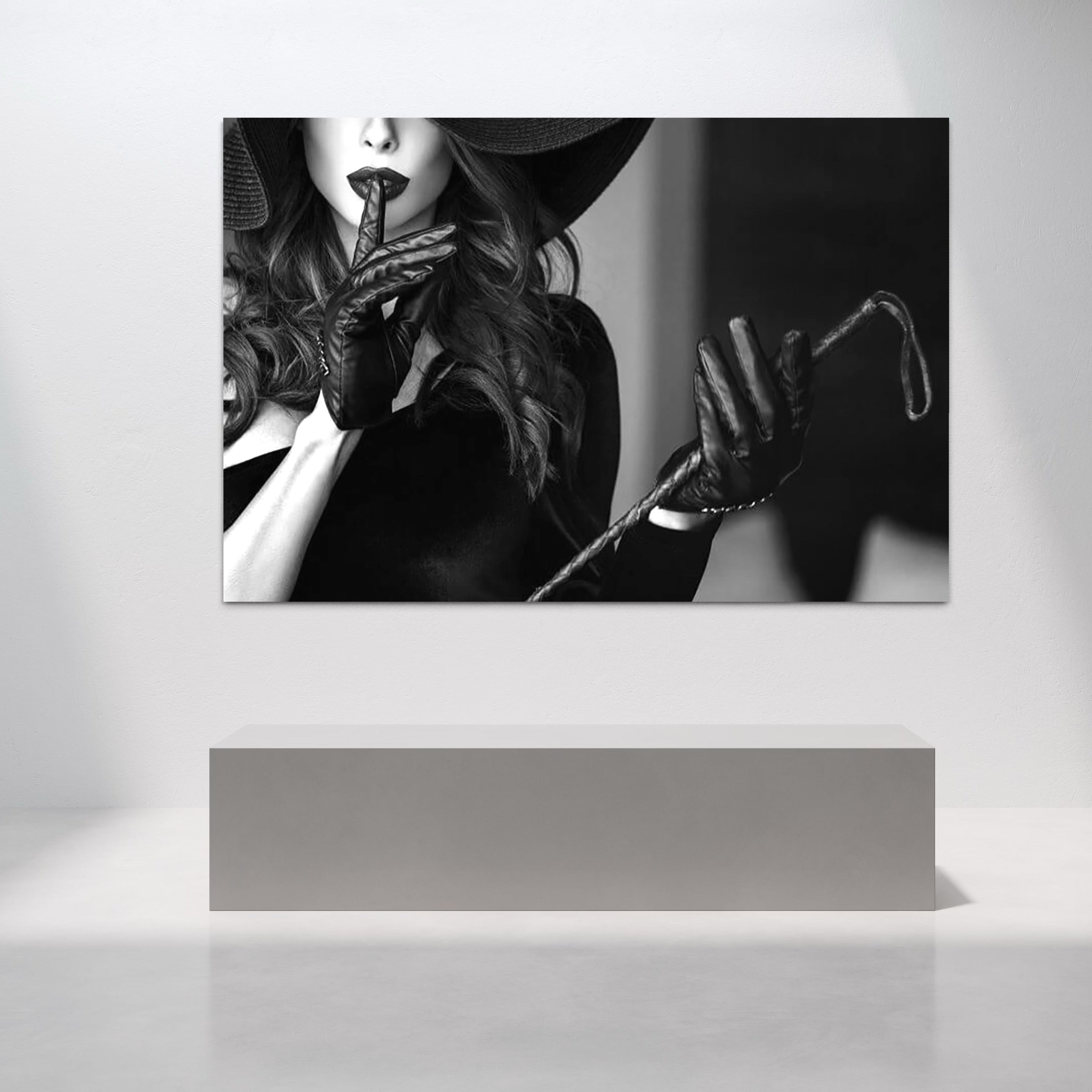 Tablou Canvas Premium, LuxCanva® P1047, Puterea din Mănuși, Autoritate, Manusi, Eleganta, Palarie, Putere, Feminina, Teatralitate, Senzualitate, Provocare, Sexy, Living, Dormitor