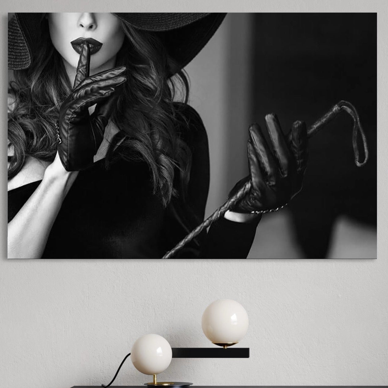 Tablou Canvas Premium, LuxCanva® P1047, Puterea din Mănuși, Autoritate, Manusi, Eleganta, Palarie, Putere, Feminina, Teatralitate, Senzualitate, Provocare, Sexy, Living, Dormitor