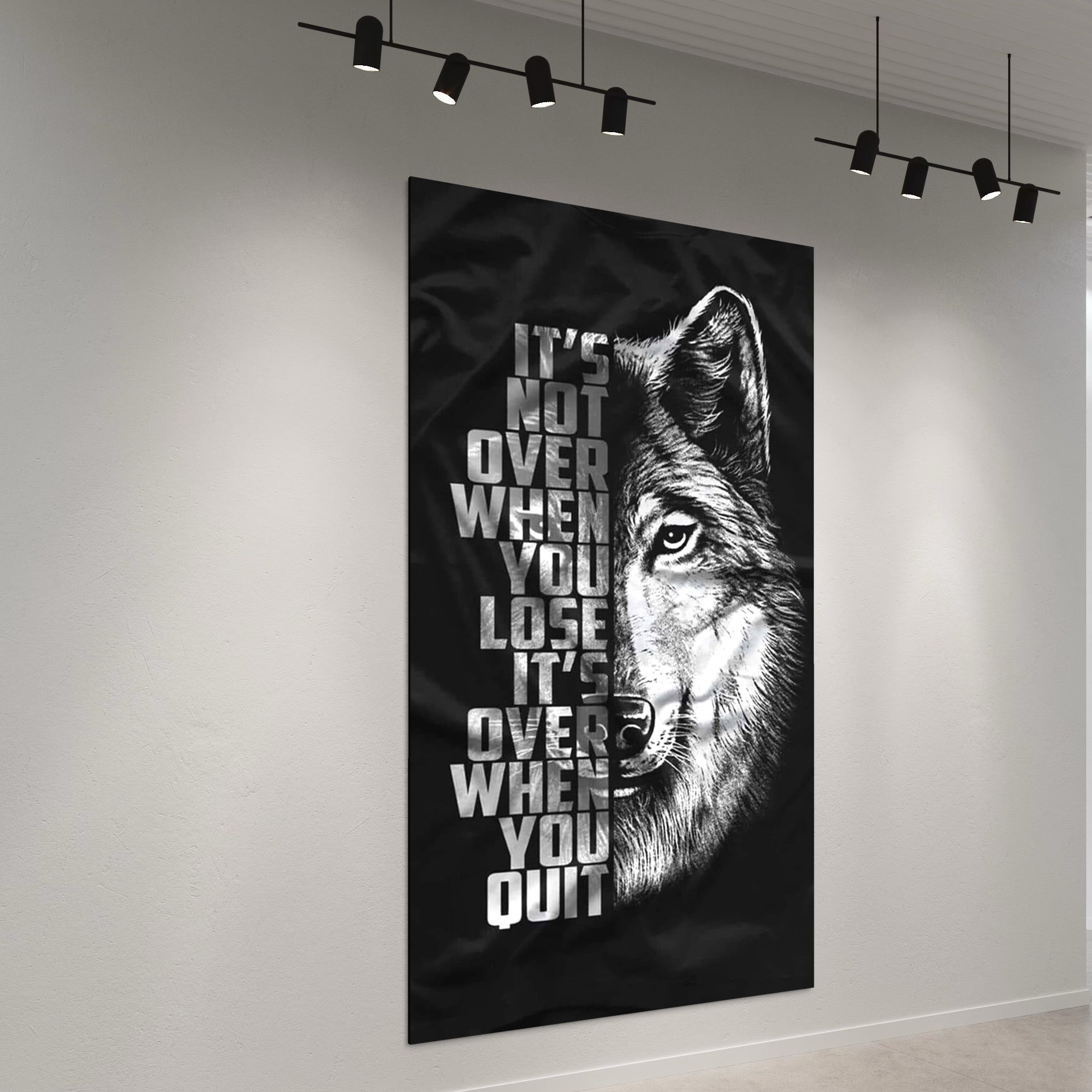 Tablou Canvas Premium, LuxCanva® Q1009, Lupta Continua,  Lup, Supravietuire, Instinct, Loialitate, Spirit, Salbatic, Portret, Alb, Negru, Privire, Chip, Sportivi, Vointa, Motivatie, Birou, Dormitor