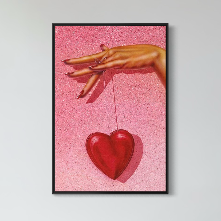 Tablou Canvas Premium, LuxCanva® E1081, Firul Dragostei, Dragoste, Inima, Roz, Fir, Atarnat, Mana, Degete, Daruire, Iubire, Valentine’s Day, Catifea, Promisiune, Living, Dormitor