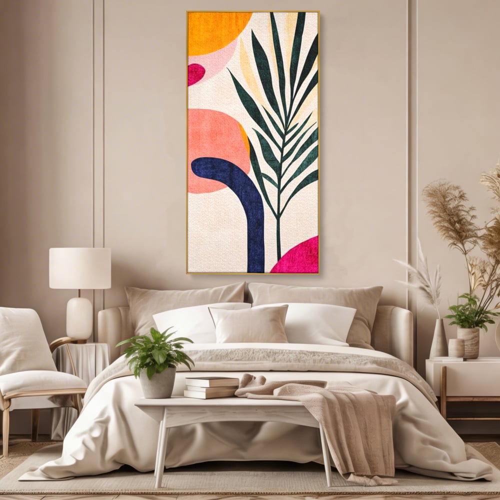 Tablou canvas cu ilustratie abstracta cu frunze de palmier, in rama de aluminiu auriu, pe perete intr-un dormitor