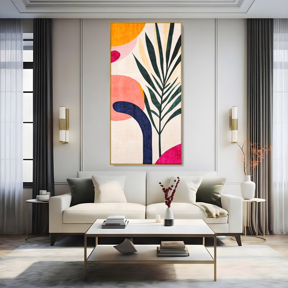 Tablou canvas cu ilustratie abstracta cu frunze de palmier, in rama de aluminiu auriu, pe perete intr-un living