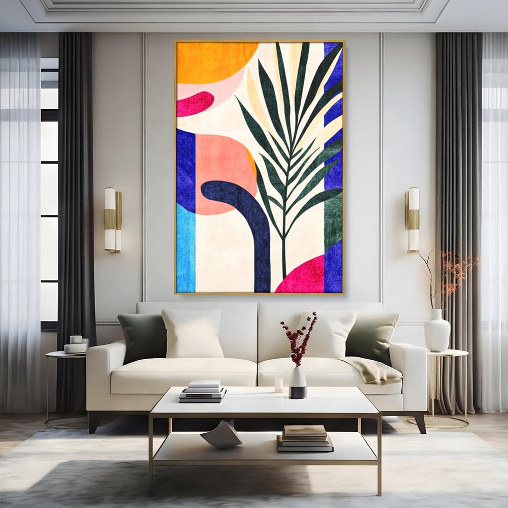 Tablou canvas cu ilustratie abstracta cu frunze de palmier, in rama de aluminiu auriu, pe perete intr-un living