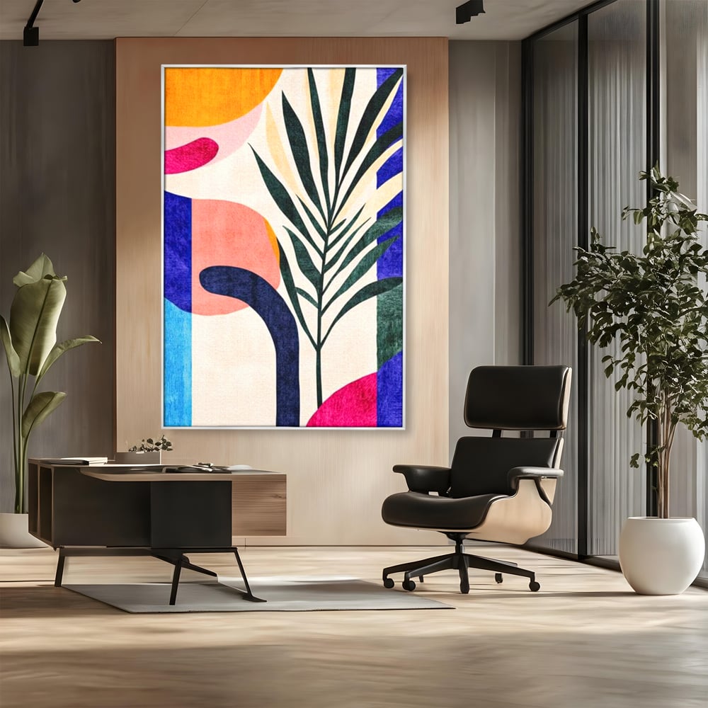 Tablou canvas cu ilustratie abstracta cu frunze de palmier, in rama de aluminiu argintiu, pe perete intr-un birou