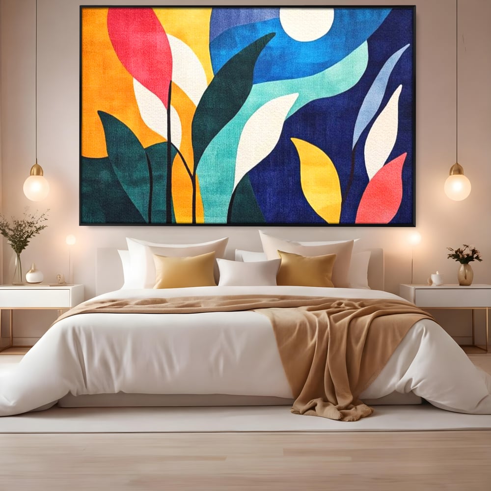 Tablou canvas cu tablou canvas cu frunze stilizate si luna, in rama de aluminiu negru, pe perete intr-un dormitor