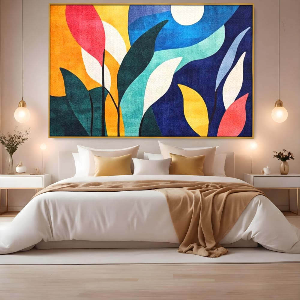 Tablou canvas cu tablou canvas cu frunze stilizate si luna, in rama de aluminiu auriu, pe perete intr-un dormitor