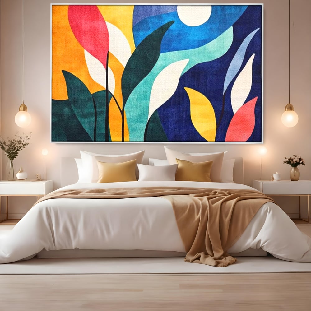 Tablou canvas cu tablou canvas cu frunze stilizate si luna, in rama de aluminiu argintiu, pe perete intr-un dormitor
