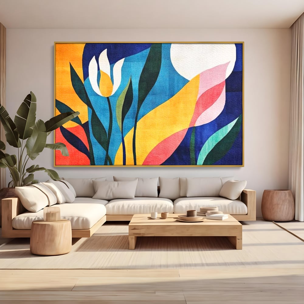 Tablou canvas cu tablou canvas cu flori abstracte, in rama de aluminiu auriu, pe perete intr-un living