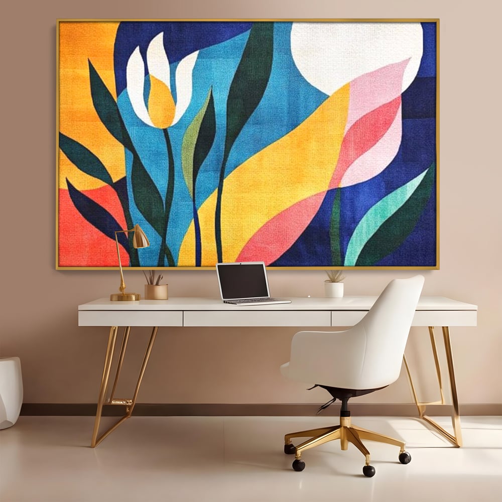 Tablou canvas cu tablou canvas cu flori abstracte, in rama de aluminiu auriu, pe perete intr-un birou