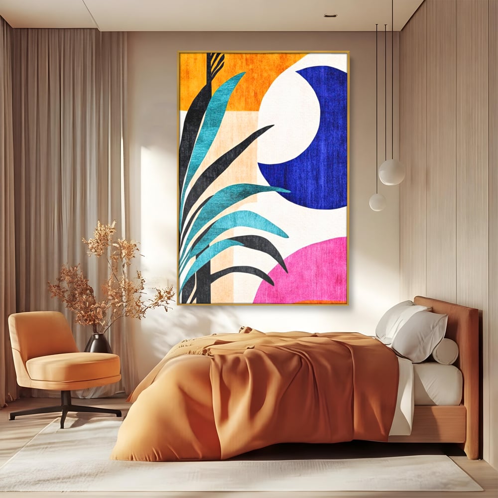 Tablou canvas cu tablou canvas cu frunza abstracta si forme geometrice, in rama de aluminiu auriu, pe perete intr-un dormitor
