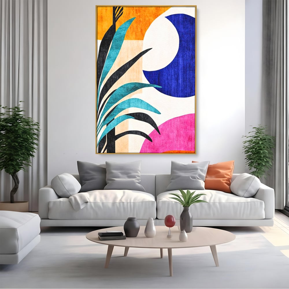 Tablou canvas cu tablou canvas cu frunza abstracta si forme geometrice, in rama de aluminiu auriu, pe perete intr-un living