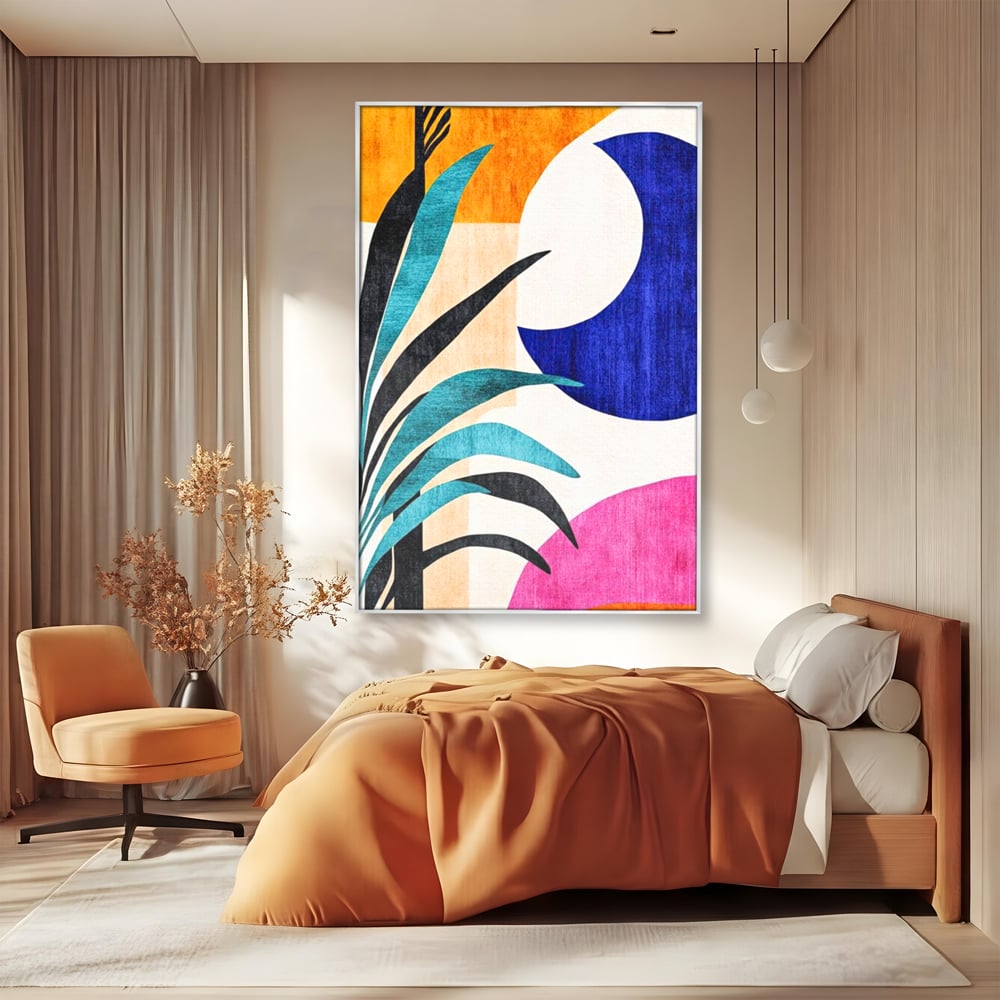 Tablou canvas cu tablou canvas cu frunza abstracta si forme geometrice, in rama de aluminiu argintiu, pe perete intr-un dormitor