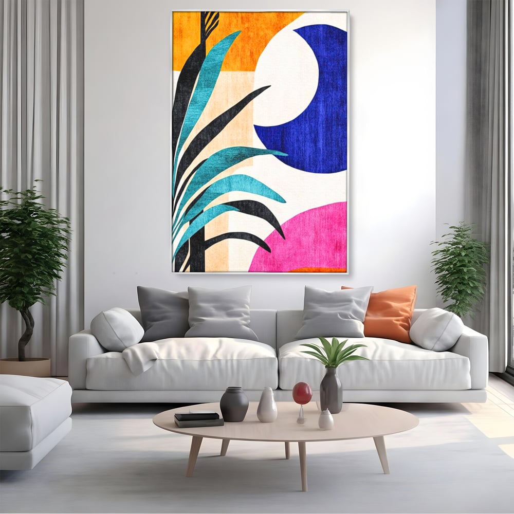 Tablou canvas cu tablou canvas cu frunza abstracta si forme geometrice, in rama de aluminiu argintiu, pe perete intr-un living