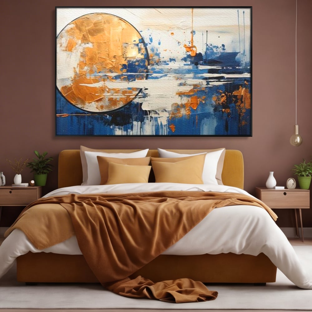 Tablou canvas cu tablou abstract cu luna aurie, in rama de aluminiu negru, pe perete intr-un dormitor