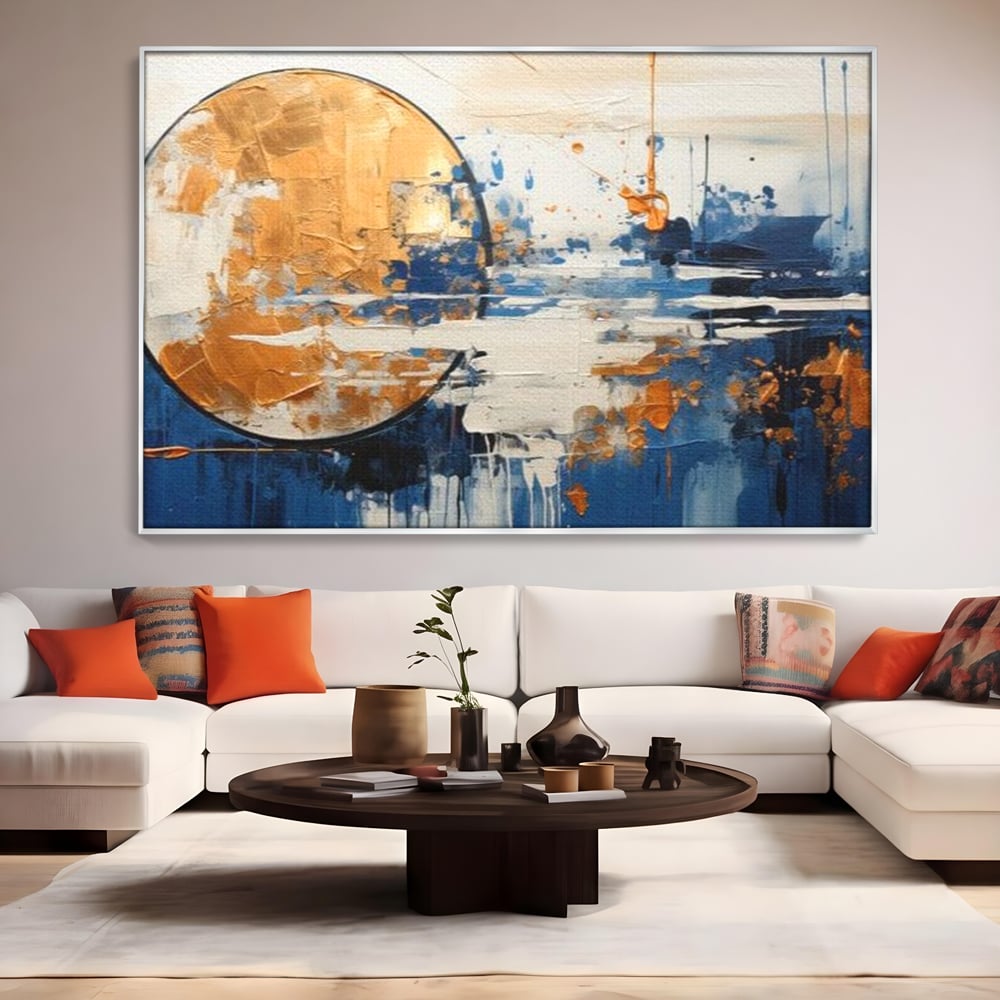 Tablou canvas cu tablou abstract cu luna aurie, in rama de aluminiu argintiu, pe perete intr-un living