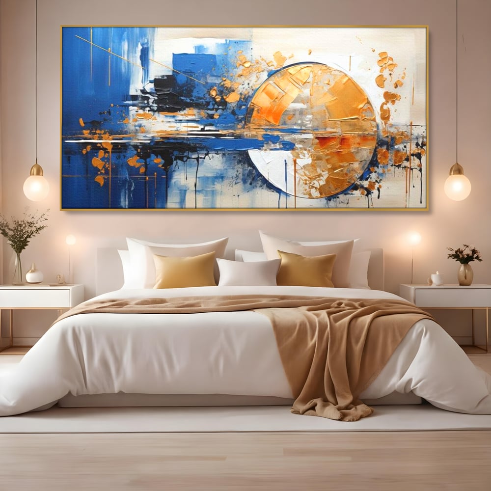 Tablou canvas cu pictura abstracta cu cerc auriu si albastru, in rama de aluminiu auriu, pe perete intr-un dormitor