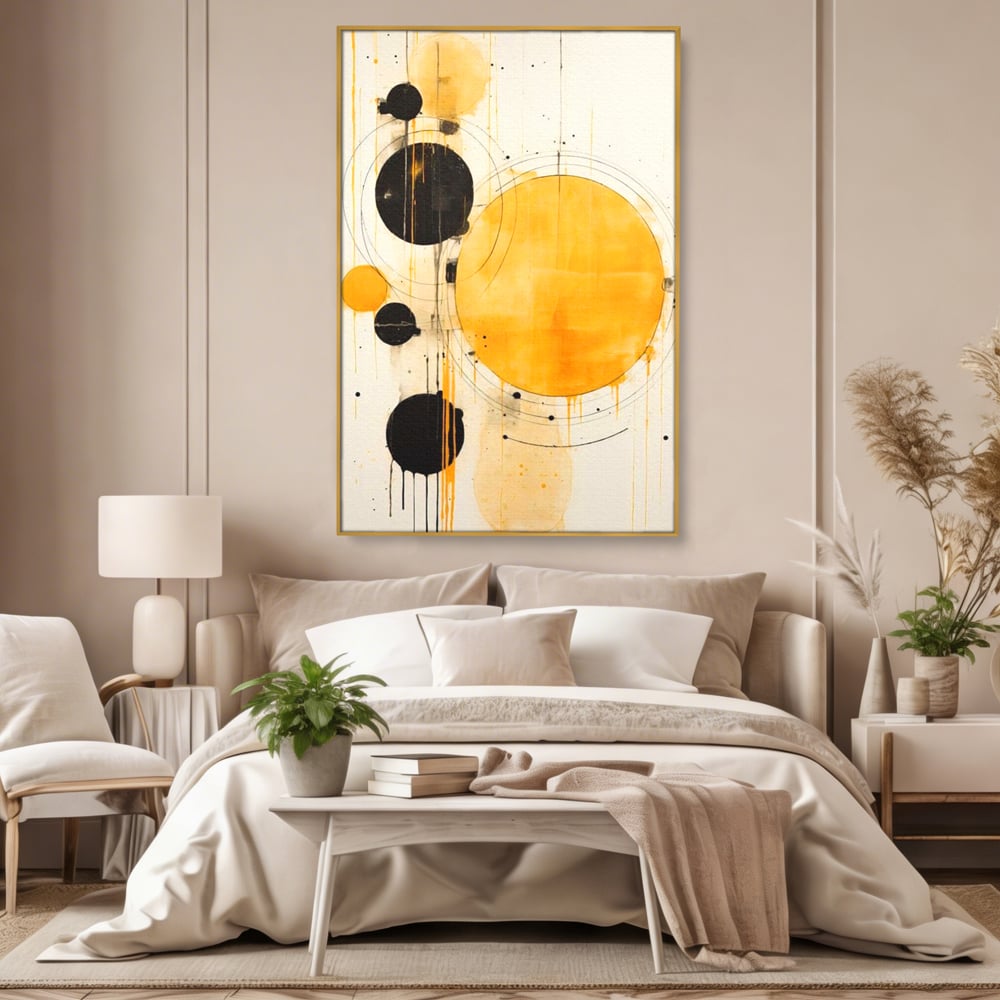 Tablou canvas cu tablou canvas cu cercuri galbene si negre, in rama de aluminiu auriu, pe perete intr-un dormitor