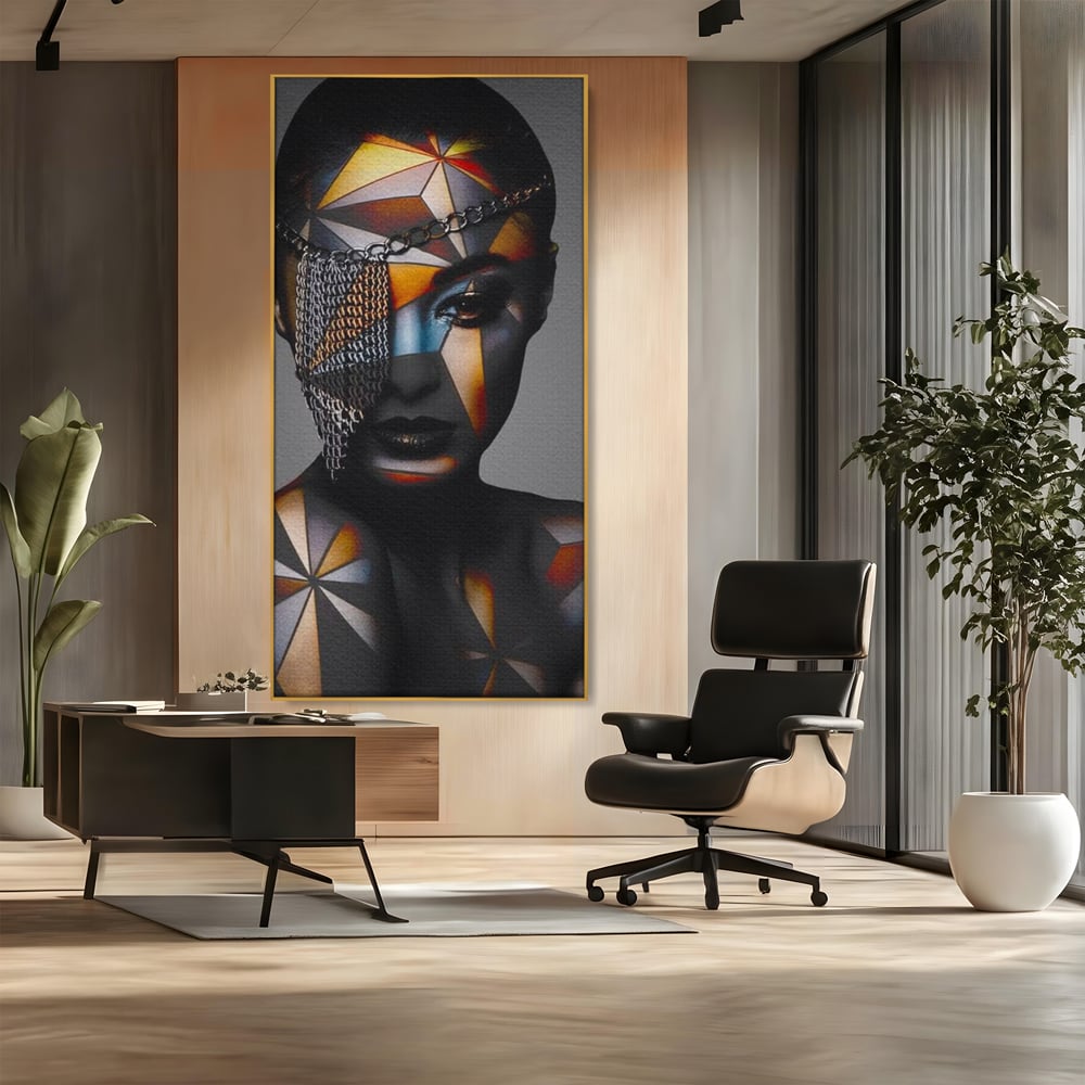 Tablou canvas cu tablou canvas cu portret feminin si lanturi, in rama de aluminiu auriu, pe perete intr-un birou