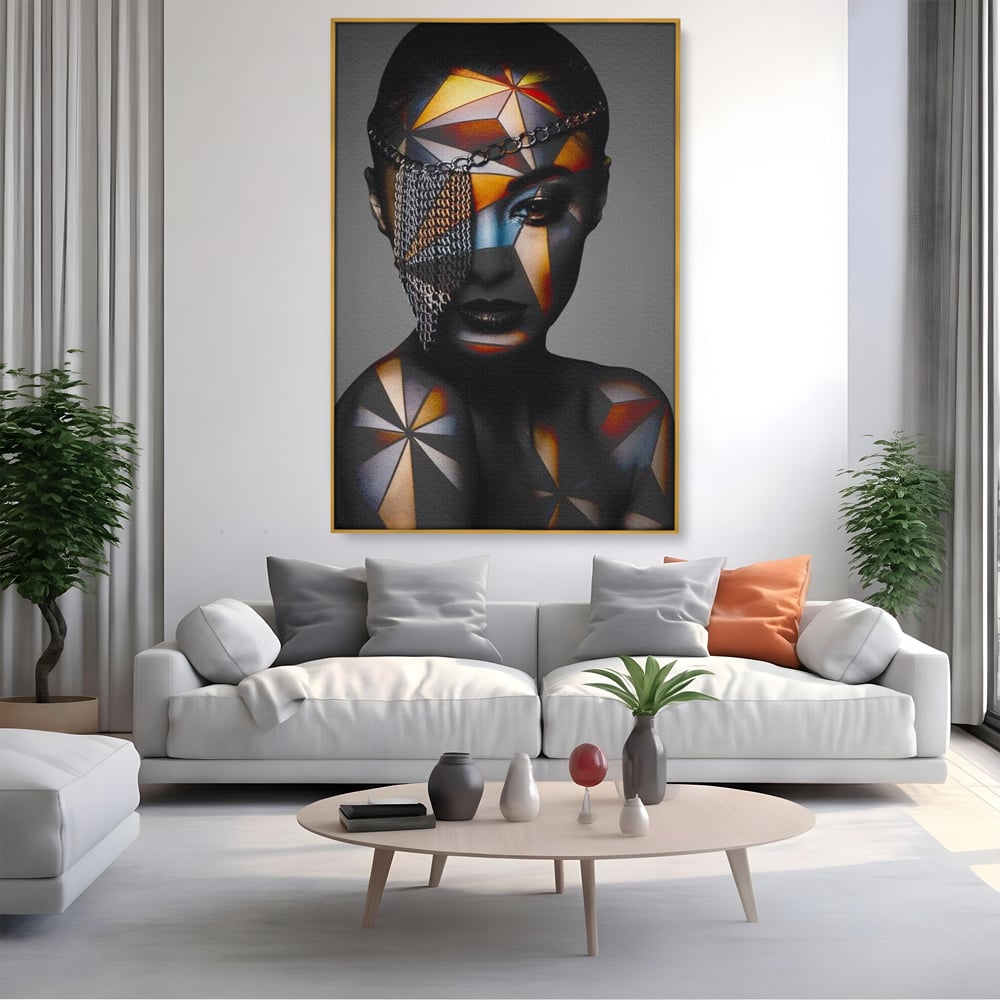 Tablou canvas cu tablou canvas cu portret feminin si lanturi, in rama de aluminiu auriu, pe perete intr-un living