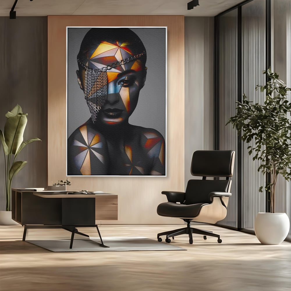 Tablou canvas cu tablou canvas cu portret feminin si lanturi, in rama de aluminiu argintiu, pe perete intr-un birou