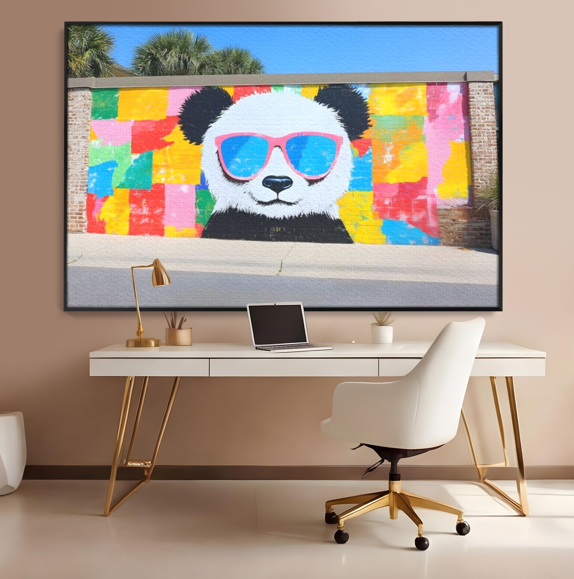 Tablou canvas cu tablou canvas cu panda grafitat, in rama de aluminiu negru, pe perete intr-un birou
