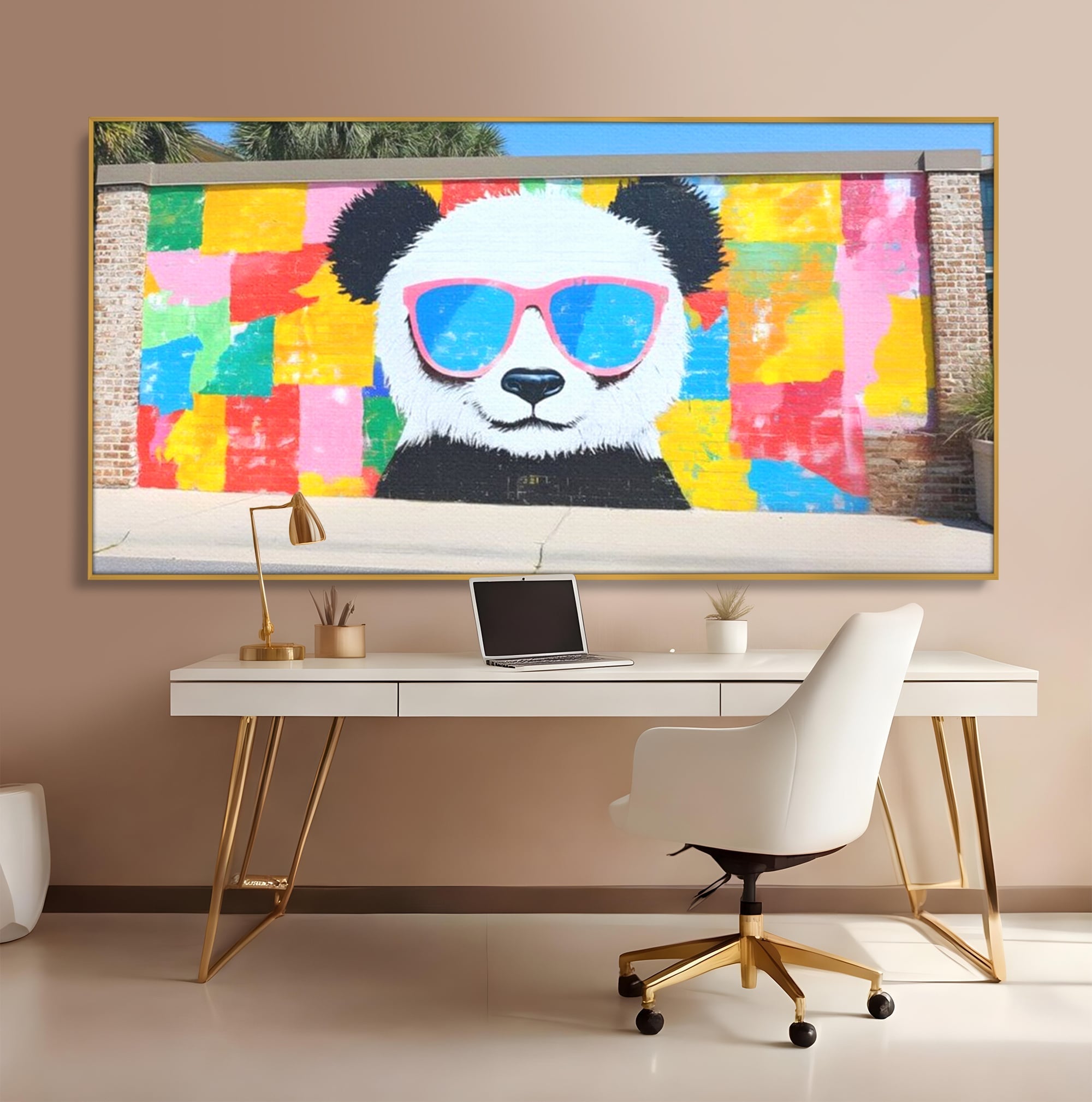 Tablou canvas cu tablou canvas cu panda grafitat, in rama de aluminiu auriu, pe perete intr-un birou