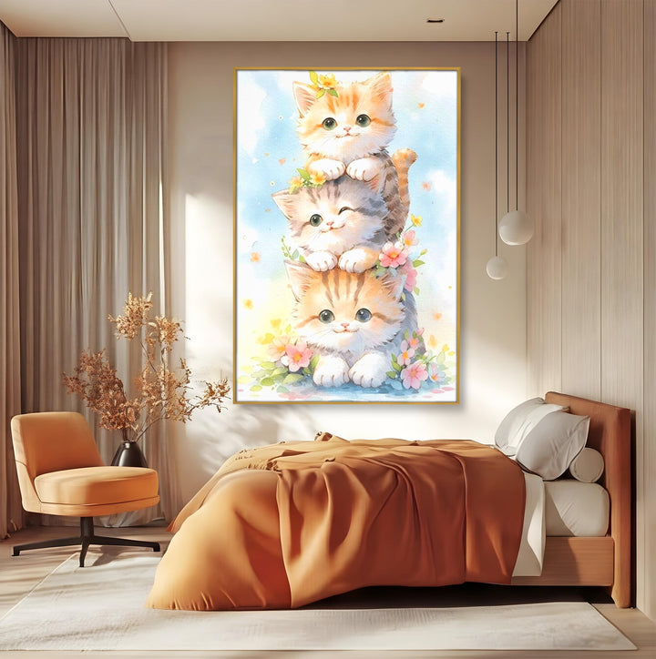 Tablou canvas cu turn vertical cu trei pisicute pufoase, in rama de aluminiu auriu, pe perete intr-un dormitor