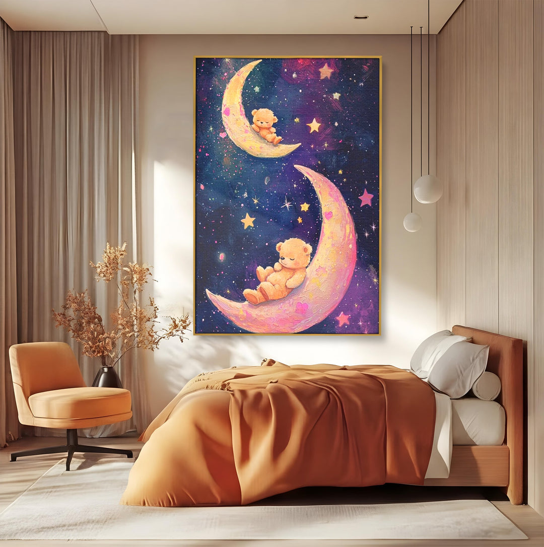 Tablou canvas cu doi ursuleti dorm pe semiluna, in rama de aluminiu auriu, pe perete intr-un dormitor