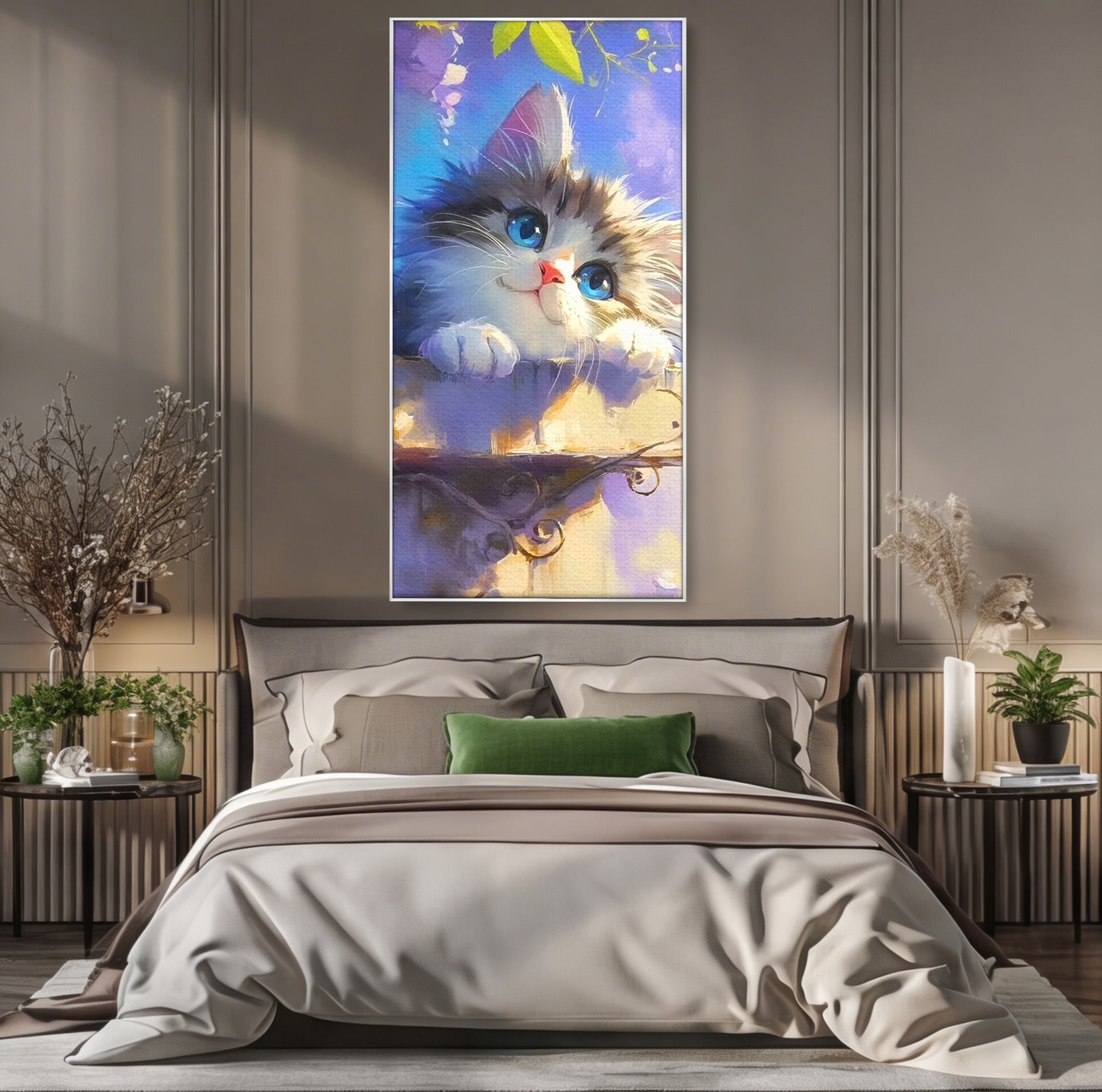 Tablou canvas cu tablou canvas cu pisica pufoasa, in rama de aluminiu argintiu, pe perete intr-un dormitor
