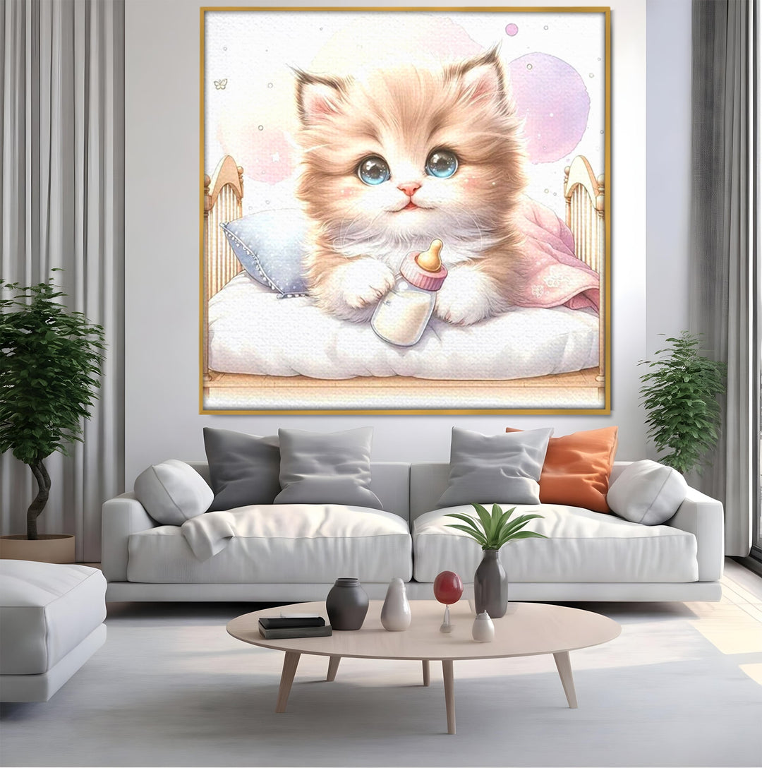 Tablou canvas cu ilustratie cu pisicuta pufoasa in patut, in rama de aluminiu auriu, pe perete intr-un living