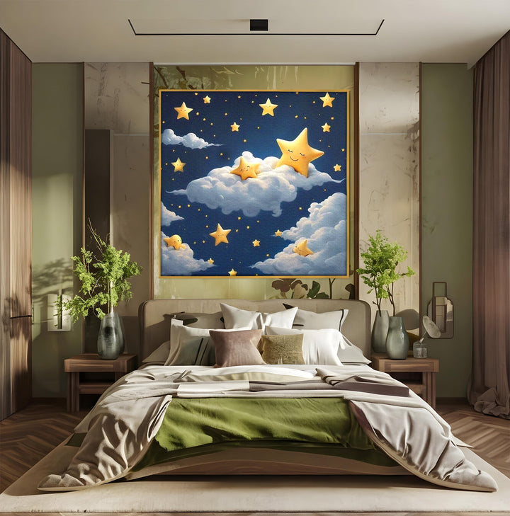 Tablou canvas cu ilustratie cu stelute si norisori, in rama de aluminiu auriu, pe perete intr-un dormitor
