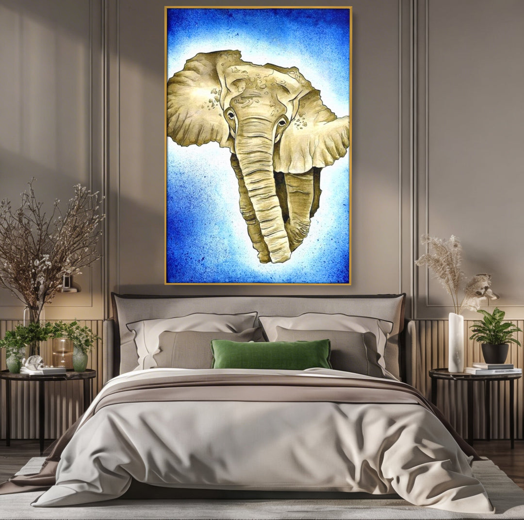 Tablou canvas cu tablou canvas cu cap de elefant, in rama de aluminiu auriu, pe perete intr-un dormitor