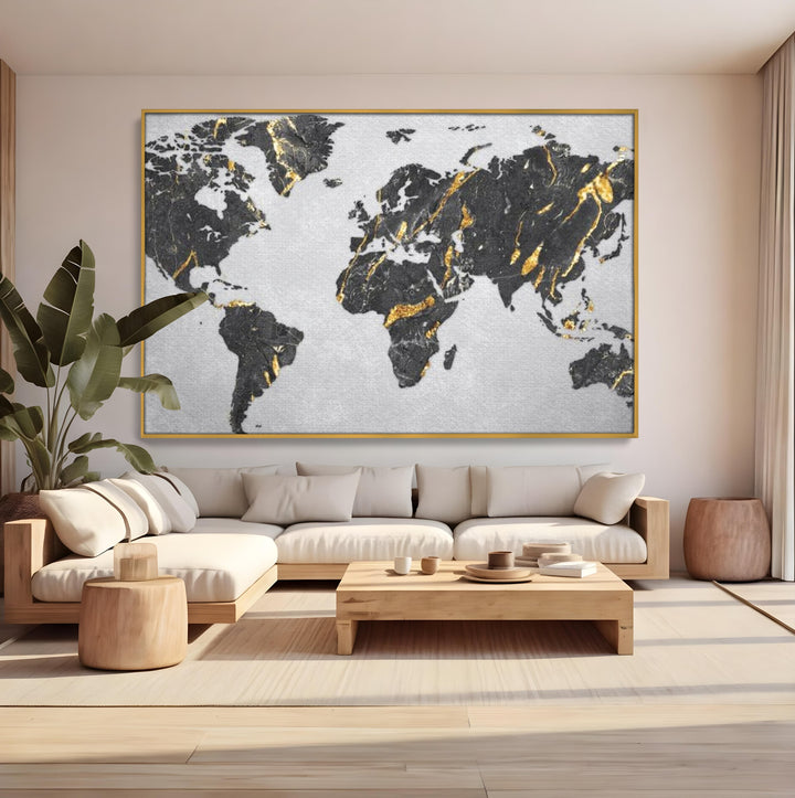 Tablou canvas cu tablou canvas cu harta lumii, in rama de aluminiu auriu, pe perete intr-un living
