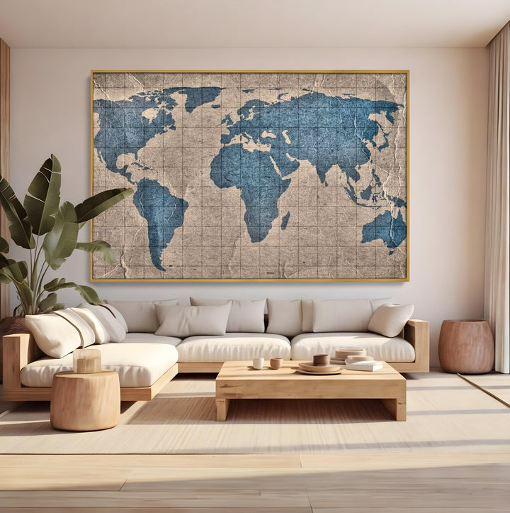 Tablou canvas cu tablou canvas cu harta lumii pe pergament, in rama de aluminiu auriu, pe perete intr-un living