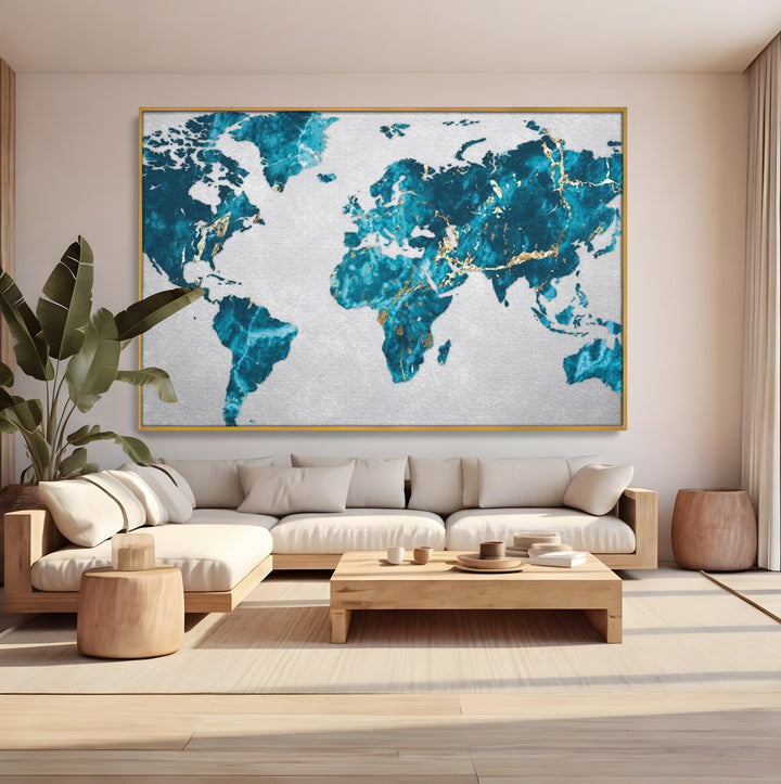 Tablou canvas cu tablou canvas cu harta lumii, in rama de aluminiu auriu, pe perete intr-un living