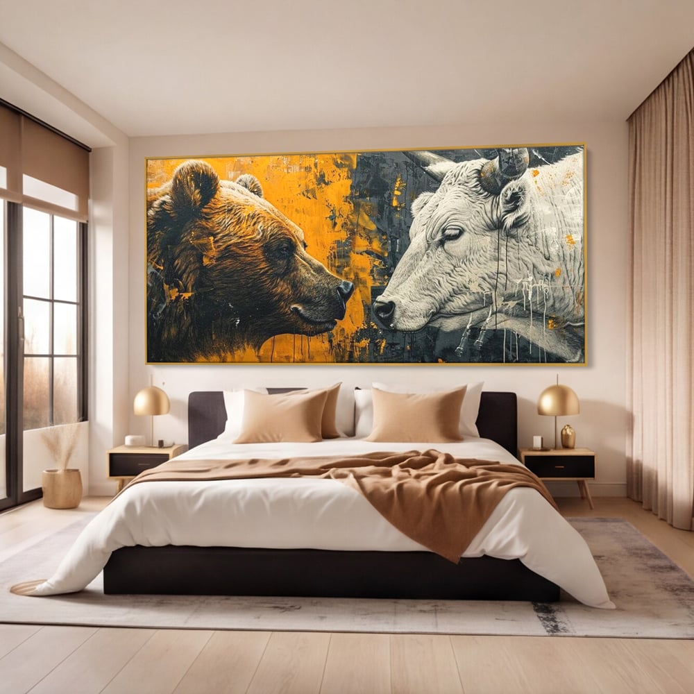 Tablou canvas cu tablou canvas cu urs si taur, in rama de aluminiu auriu, pe perete intr-un dormitor