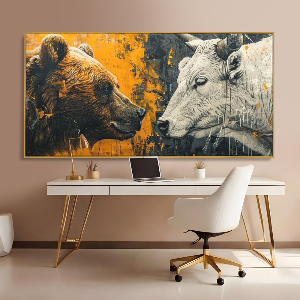 Tablou canvas cu tablou canvas cu urs si taur, in rama de aluminiu auriu, pe perete intr-un birou
