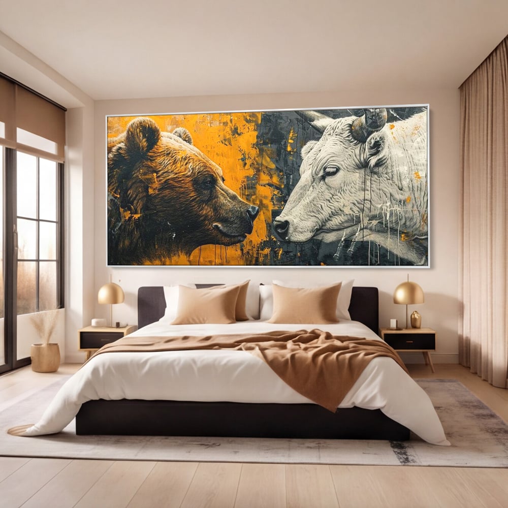 Tablou canvas cu tablou canvas cu urs si taur, in rama de aluminiu argintiu, pe perete intr-un dormitor