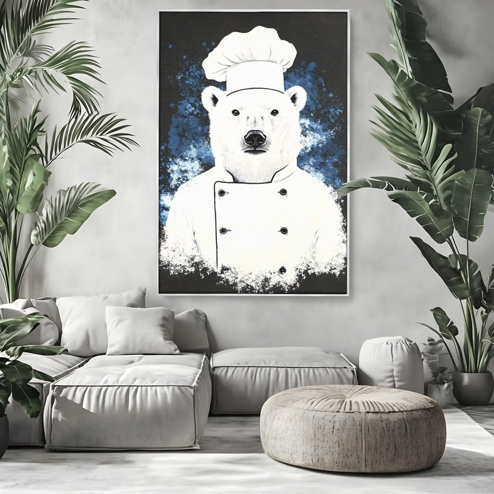 Tablou canvas cu tablou canvas cu urs polar bucatar, in rama de aluminiu argintiu, pe perete intr-un living
