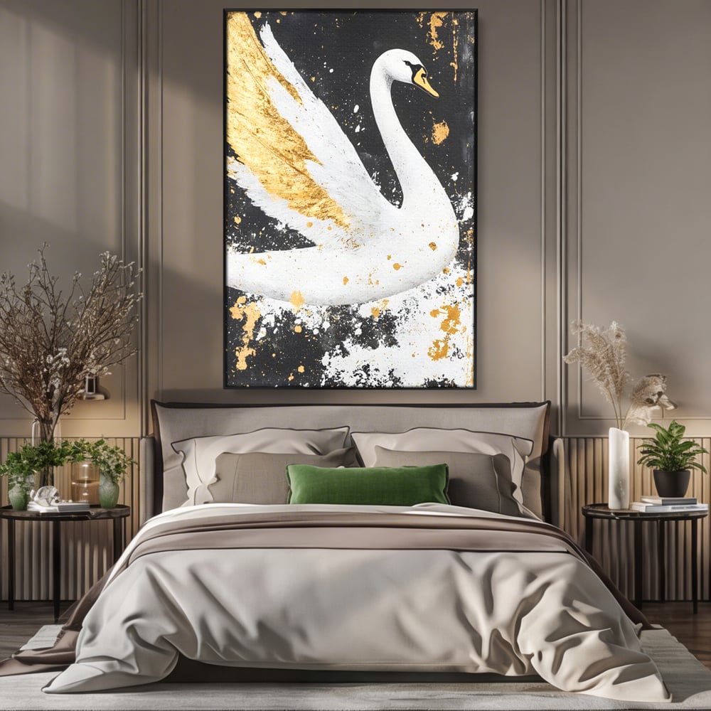 Tablou canvas cu tablou canvas cu lebada si auriu, in rama de aluminiu negru, pe perete intr-un dormitor