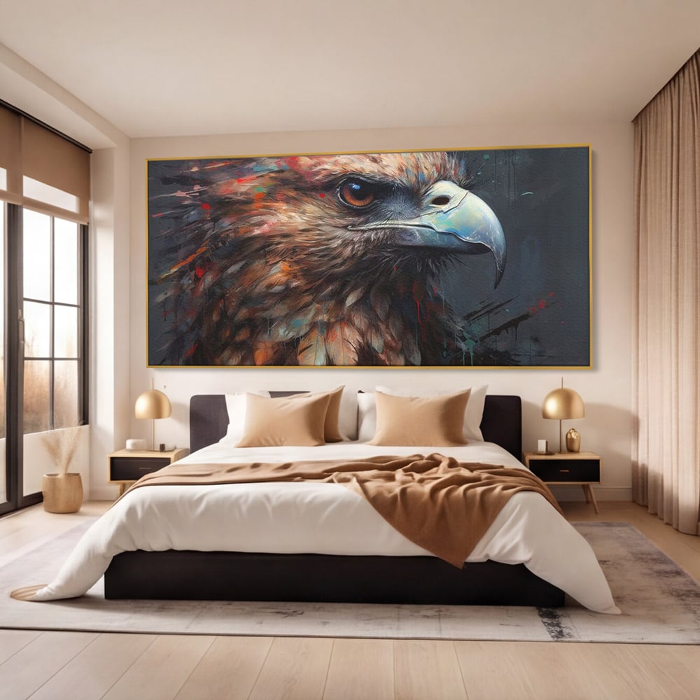 Tablou canvas cu tablou canvas cu vultur stilizat, in rama de aluminiu auriu, pe perete intr-un dormitor