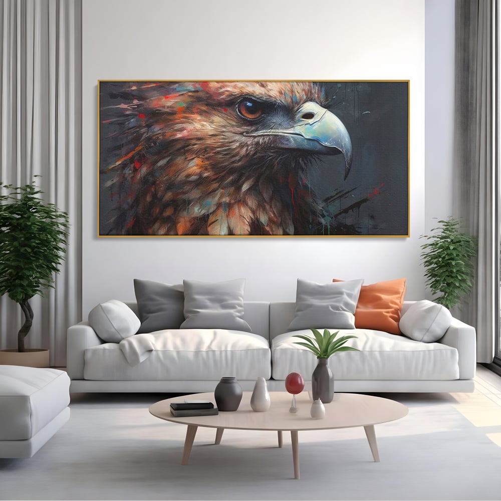 Tablou canvas cu tablou canvas cu vultur stilizat, in rama de aluminiu auriu, pe perete intr-un living