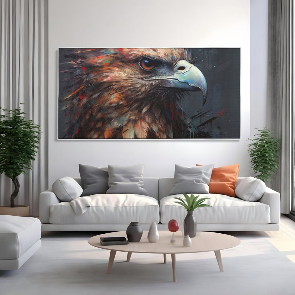 Tablou canvas cu tablou canvas cu vultur stilizat, in rama de aluminiu argintiu, pe perete intr-un living